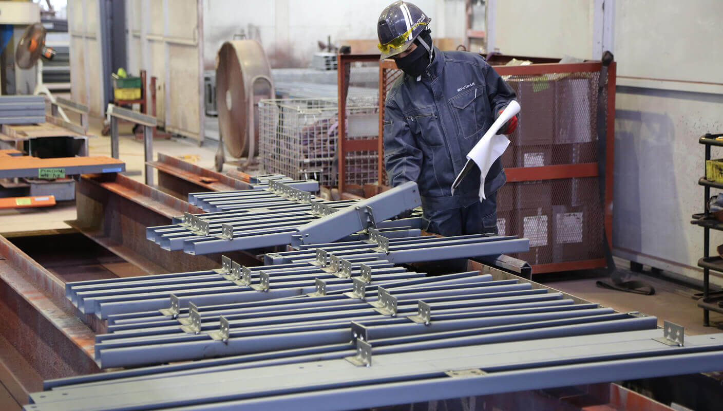 製作が完了した製品は、寸法や仕上がり状態、溶接部の品質などを細かく確認し、基準を満たしているかを厳しく検査します。見えなくなる部分だからこそ妥協せず、一つひとつの工程を丁寧にチェックすることで、安全性と信頼性の高い製品づくりを徹底しています。