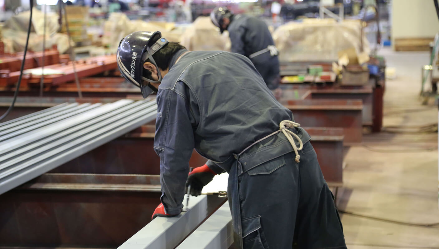 加工済みの部材を治具上で配置し、施工図通りの形状になるよう仮組みを行う工程です。部材同士の通り・直角・レベルを確認しながら調整し、溶接前の精度を確保します。ここでの組立精度が、最終製品の品質を大きく左右します。