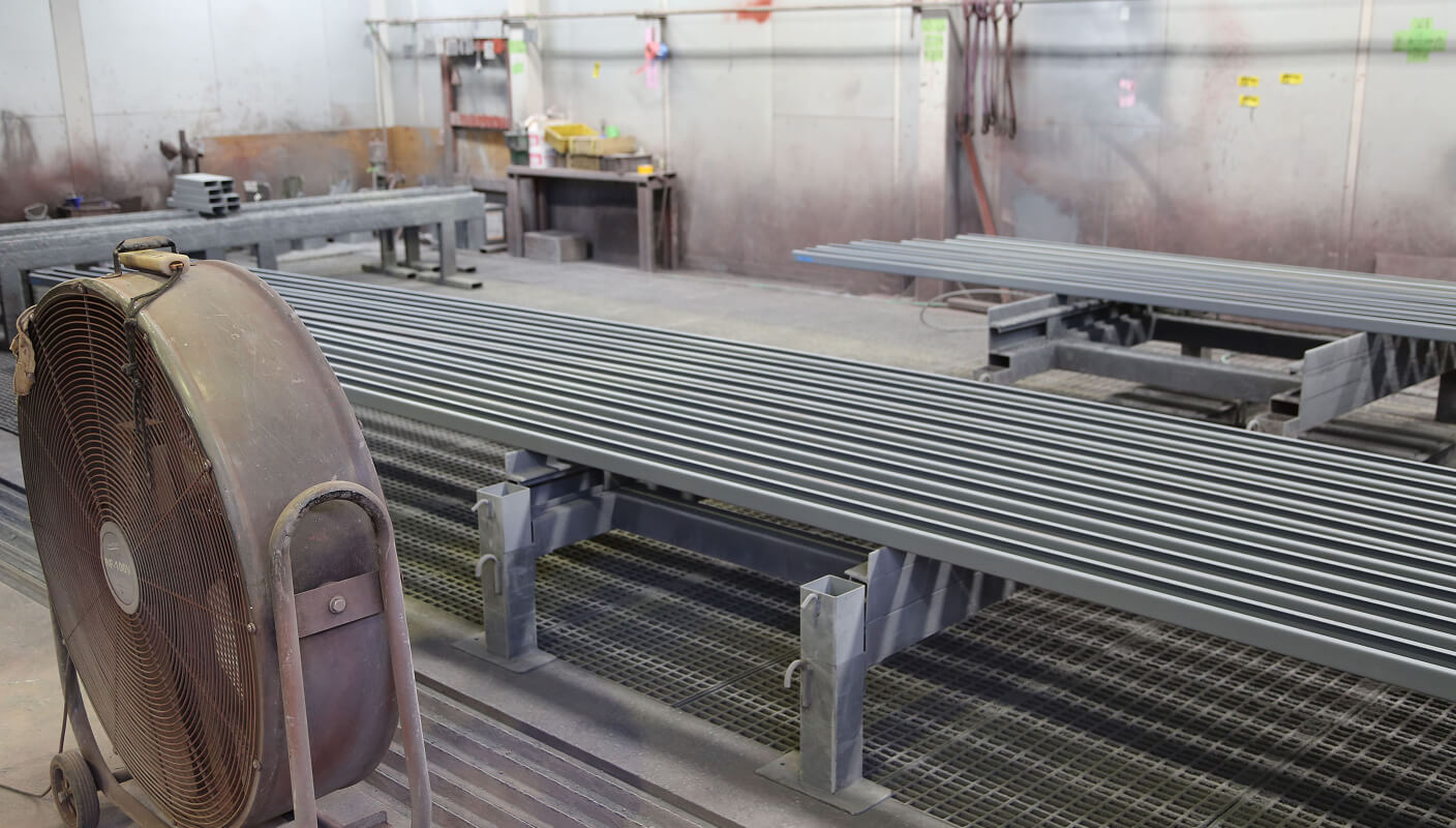 完成した鉄骨に防錆・防食を目的とした塗装を施す工程です。 下地処理後、指定塗料・膜厚に基づいて塗装を行い、環境条件や乾燥時間も管理します。構造物の耐久性を左右する、品質保持のための重要な仕上げ工程です。