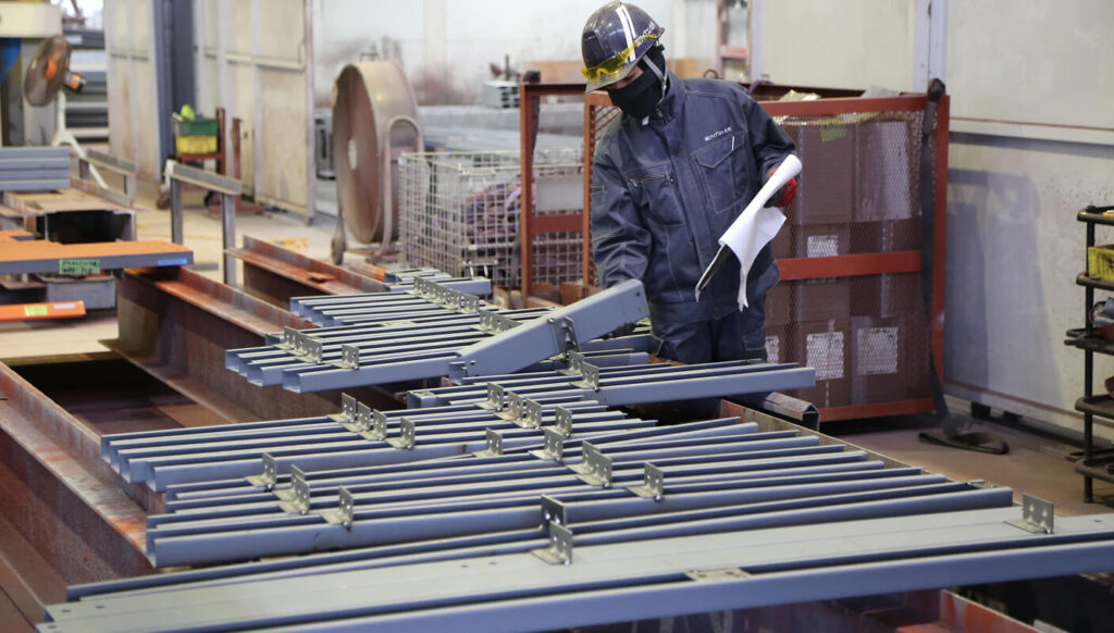 製作した鉄骨が図面・規格通りに仕上がっているかを確認する品質管理工程です。 寸法検査、溶接外観検査、塗装膜厚の確認などを行い、不適合があれば是正対応を実施。 製品品質を保証するための最終チェックを担います。