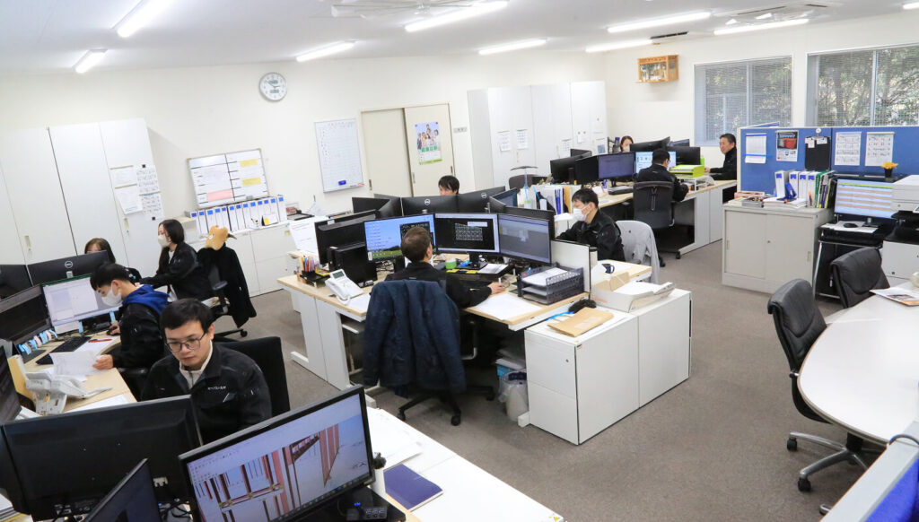 製作全体の工程管理・図面管理・材料手配・納期調整などを行う管理部門です。 営業・設計・製造現場と連携しながら、生産計画を立案し、工場全体の進行をコントロールします。鉄骨製作を裏側から支える、いわば“現場の司令塔”です。